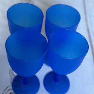 4 blue cups