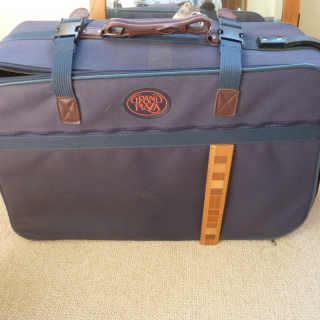 Suitcase suitable to store stuff under your bed