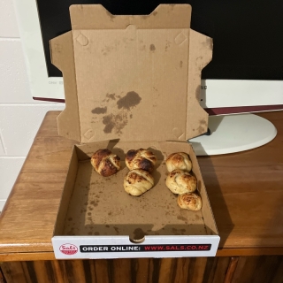 Sal’s pizza garlic knots