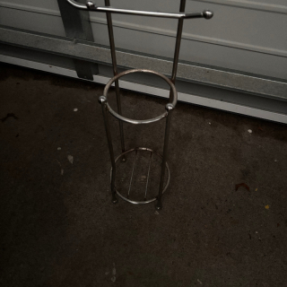 Freestanding sturdy toilet roll holder