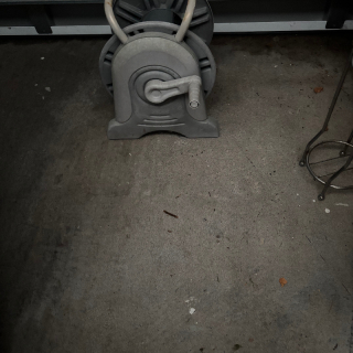 Hand wind hose reel
