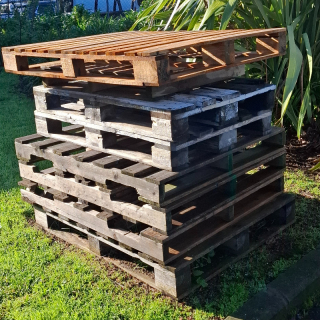 8 Timber Pallets - Location Henderson 
