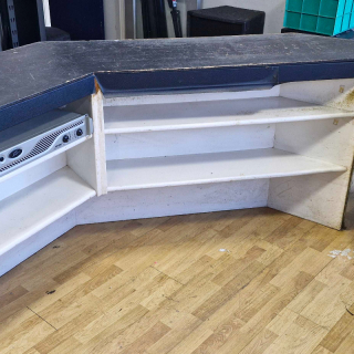 Front desk / counter / reception 
