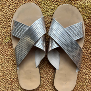 Seed Teen gold slides size 38