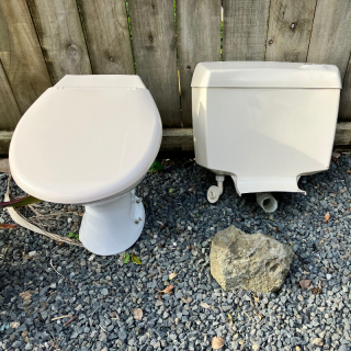 Toilet suite