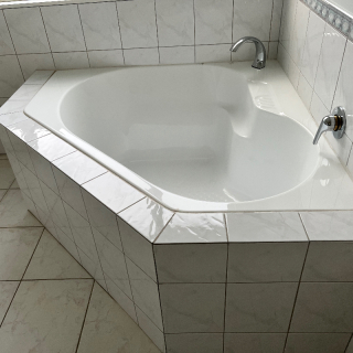 Corner bath